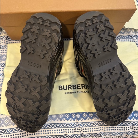 Burberry Black and Cream Sneakers with Bold Pattern - Picture 6 of 10